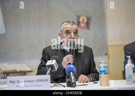 Erzbischof Dominique Lebrun von Rouen bei der Pressekonferenz vor dem Prozess des Angriffs auf Pater Jacques Hamel am 2. Februar 2022 im Pfarrhaus von Saint-Etienne-du-Rouvray in der Nähe von Rouen im Nordwesten Frankreichs. Jacques Hamel, ein 85-jähriger Priester, wurde am 26. Juli 2016 in einer Kirche von Saint-Etienne-du-Rouvray von zwei islamistischen Terroristen ermordet. Foto von Julien Paquin/ABACAPRESS.COM Stockfoto