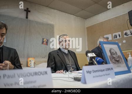 Erzbischof Dominique Lebrun von Rouen bei der Pressekonferenz vor dem Prozess des Angriffs auf Pater Jacques Hamel am 2. Februar 2022 im Pfarrhaus von Saint-Etienne-du-Rouvray in der Nähe von Rouen im Nordwesten Frankreichs. Jacques Hamel, ein 85-jähriger Priester, wurde am 26. Juli 2016 in einer Kirche von Saint-Etienne-du-Rouvray von zwei islamistischen Terroristen ermordet. Foto von Julien Paquin/ABACAPRESS.COM Stockfoto