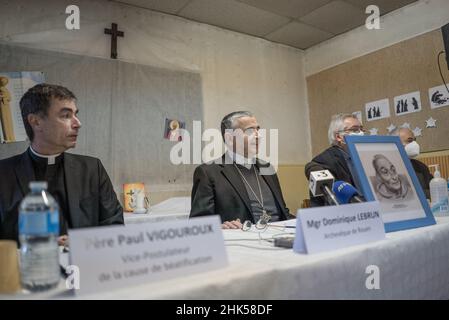 Erzbischof Dominique Lebrun von Rouen bei der Pressekonferenz vor dem Prozess des Angriffs auf Pater Jacques Hamel am 2. Februar 2022 im Pfarrhaus von Saint-Etienne-du-Rouvray in der Nähe von Rouen im Nordwesten Frankreichs. Jacques Hamel, ein 85-jähriger Priester, wurde am 26. Juli 2016 in einer Kirche von Saint-Etienne-du-Rouvray von zwei islamistischen Terroristen ermordet. Foto von Julien Paquin/ABACAPRESS.COM Stockfoto