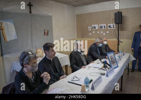 Pressekonferenz vor dem Prozess des Angriffs auf Pater Jacques Hamel am 2. Februar 2022 im Presbyterium Saint-Etienne-du-Rouvray in der Nähe von Rouen im Nordwesten Frankreichs. Jacques Hamel, ein 85-jähriger Priester, wurde am 26. Juli 2016 in einer Kirche von Saint-Etienne-du-Rouvray von zwei islamistischen Terroristen ermordet. Foto von Julien Paquin/ABACAPRESS.COM Stockfoto