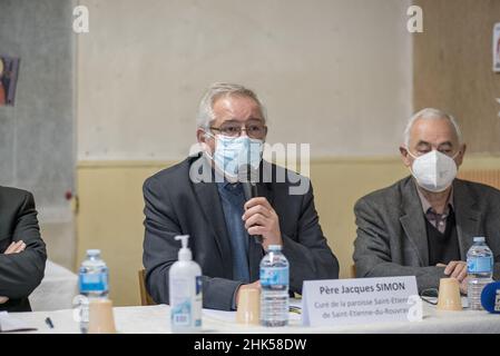 Pater Jacques Simon bei der Pressekonferenz vor dem Prozess wegen des Angriffs auf Pater Jacques Hamel am 2. Februar 2022 im Presbyterium Saint-Etienne-du-Rouvray in der Nähe von Rouen im Nordwesten Frankreichs. Jacques Hamel, ein 85-jähriger Priester, wurde am 26. Juli 2016 in einer Kirche von Saint-Etienne-du-Rouvray von zwei islamistischen Terroristen ermordet. Foto von Julien Paquin/ABACAPRESS.COM Stockfoto