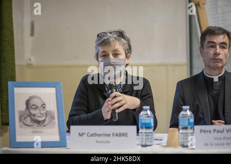 Die Rechtsanwältin Catherine Fabre bei der Pressekonferenz vor dem Prozess wegen des Angriffs auf Pater Jacques Hamel am 2. Februar 2022 im Presbyterium Saint-Etienne-du-Rouvray in der Nähe von Rouen im Nordwesten Frankreichs. Jacques Hamel, ein 85-jähriger Priester, wurde am 26. Juli 2016 in einer Kirche von Saint-Etienne-du-Rouvray von zwei islamistischen Terroristen ermordet. Foto von Julien Paquin/ABACAPRESS.COM Stockfoto