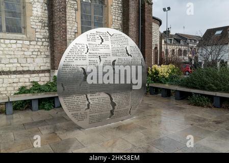 Das Denkmal von Pater Jacques Hamel neben der Kirche Saint-Etienne du Rouvray in Saint-Etienne-du-Rouvray, in der Nähe von Rouen, im Nordwesten Frankreichs, am 2. Februar 2022. Jacques Hamel, ein 85-jähriger Priester, wurde am 26. Juli 2016 in einer Kirche von Saint-Etienne-du-Rouvray von zwei islamistischen Terroristen ermordet. Foto von Julien Paquin/ABACAPRESS.COM Stockfoto