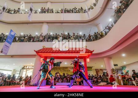 Bogor, Indonesien. 01st. Februar 2022. Eine Gruppe von Menschen nutzt ein chinesisches traditionelles Cosplay, das am 1. Februar 2022 am ersten Tag des Mondneujahres in einem Einkaufszentrum in Bogor Regency, West Java, Indonesien, auf einer Bühne auftritt. (Foto von Andi M Ridwan/INA Photo Agency/Sipa USA) Quelle: SIPA USA/Alamy Live News Stockfoto