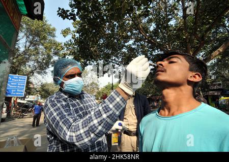 Neu-Delhi, Indien. 02nd. Februar 2022. In Alt-Delhi wurden am Mittwoch, dem 2. Februar 2022, an Passanten mitten auf der Straße Coronavirus-Tests durchgeführt. (Foto: Ravi Batra/Sipa USA) Quelle: SIPA USA/Alamy Live News Stockfoto