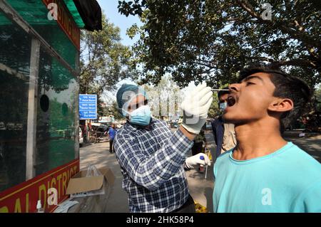 Neu-Delhi, Indien. 02nd. Februar 2022. In Alt-Delhi wurden am Mittwoch, dem 2. Februar 2022, an Passanten mitten auf der Straße Coronavirus-Tests durchgeführt. (Foto: Ravi Batra/Sipa USA) Quelle: SIPA USA/Alamy Live News Stockfoto