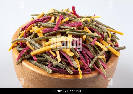 Gemüsenudeln voller Schüssel auf weißem Hintergrund Stockfoto