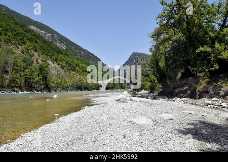 Griechenland, Plaka-Brücke über den Arachthos-Fluss die größte eingewölbte Steinbrücke auf dem Balkan, restauriert nach dem Einsturz durch Hochwasser, National Stockfoto