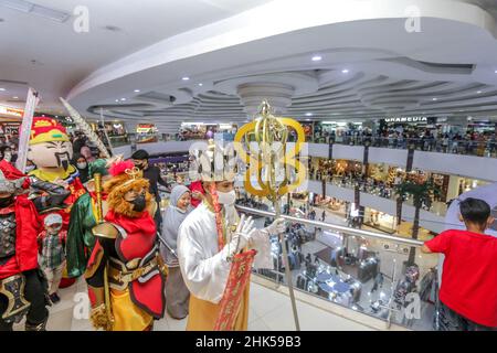 Bogor, Indonesien. 01st. Februar 2022. Eine Gruppe von Menschen führen am 1. Februar 2022 in einem Einkaufszentrum in Bogor Regency, West Java, Indonesien, einen traditionellen chinesischen Cosplay wie die Mönche Tong Sam Chong, Sun Go Kong, Cu Pat Kay und Gott Er lang während der Parade am ersten Tag des Mondneujahres vor. (Foto von Andi M Ridwan/INA Photo Agency/Sipa USA) Quelle: SIPA USA/Alamy Live News Stockfoto