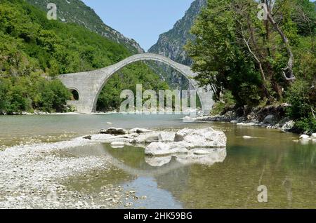 Griechenland, Plaka-Brücke über den Arachthos-Fluss die größte eingewölbte Steinbrücke auf dem Balkan, restauriert nach dem Einsturz durch Hochwasser, National Stockfoto