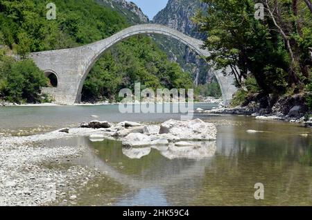 Griechenland, Plaka-Brücke über den Arachthos-Fluss die größte eingewölbte Steinbrücke auf dem Balkan, restauriert nach dem Einsturz durch Hochwasser, National Stockfoto