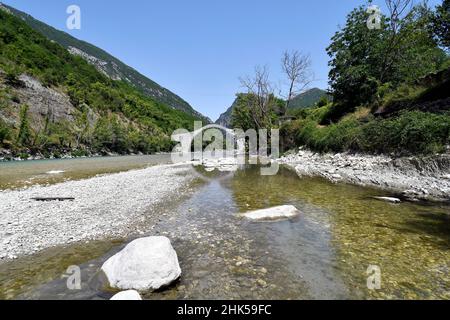 Griechenland, Plaka-Brücke über den Arachthos-Fluss die größte eingewölbte Steinbrücke auf dem Balkan, restauriert nach dem Einsturz durch Hochwasser, National Stockfoto