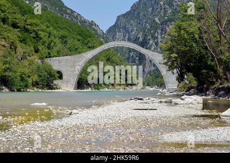 Griechenland, Plaka-Brücke über den Arachthos-Fluss die größte eingewölbte Steinbrücke auf dem Balkan, restauriert nach dem Einsturz durch Hochwasser, National Stockfoto