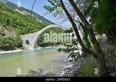 Griechenland, Plaka-Brücke über den Arachthos-Fluss die größte eingewölbte Steinbrücke auf dem Balkan, restauriert nach dem Einsturz durch Hochwasser, National Stockfoto