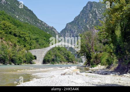 Griechenland, Plaka-Brücke über den Arachthos-Fluss die größte eingewölbte Steinbrücke auf dem Balkan, restauriert nach dem Einsturz durch Hochwasser, National Stockfoto