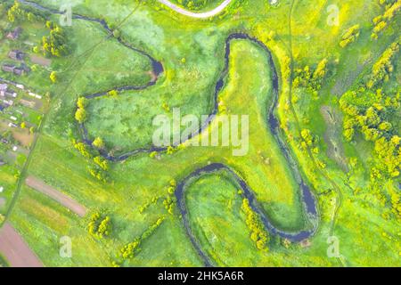 Der Fluss schlängelt sich durch das nationale Tierschutzgebiet, mit Blick aus der Vogelperspektive im Frühsommer Stockfoto