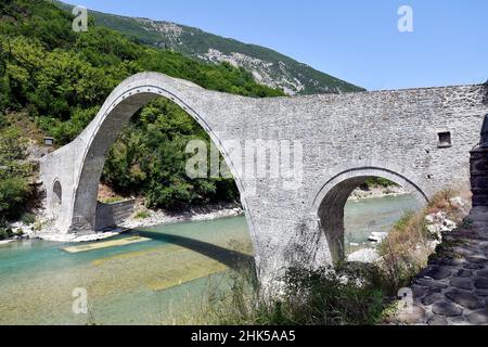 Griechenland, Plaka-Brücke über den Arachthos-Fluss die größte eingewölbte Steinbrücke auf dem Balkan, restauriert nach dem Einsturz durch Hochwasser, National Stockfoto