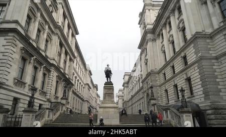 Blick von unten auf die Bronzestatue von Robert Clive in Westminster in London. King Charles Street Stockfoto