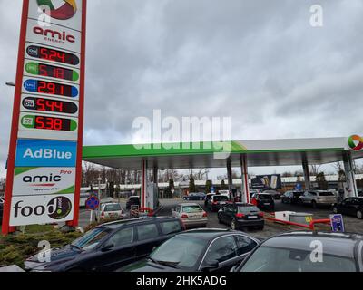 Slubice, Polen. 02nd. Februar 2022. Zahlreiche Autos stehen an den Gaspumpen knapp über der Grenze zu Deutschland an. Diesel war noch nie so teuer: Der bundesweite monatliche Durchschnittspreis lag im Januar bei 1,596 Euro pro Liter, wie eine Auswertung der Kraftstoffpreise des ADAC am Dienstag (01.02.2022) in München zeigte. Das ist ein Allzeithoch, so der Transportverein. Quelle: Cevin Dettlaff/dpa-Zentralbild/dpa/Alamy Live News Stockfoto