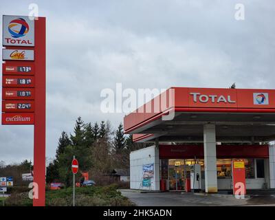 02. Februar 2022, Brandenburg, Frankfurt (oder): Die Tankstelle kurz vor der Grenze ist leer. Diesel war noch nie so teuer: Der bundesweite monatliche Durchschnittspreis lag im Januar bei 1,596 Euro pro Liter, wie eine Auswertung der Kraftstoffpreise des ADAC am Dienstag (01.02.2022) in München zeigte. Das ist ein Allzeithoch, so der Transportverein. Foto: Cevin Dettlaff/dpa-Zentralbild/dpa Stockfoto