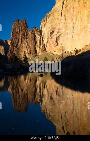 Spiegelung der Smith Rocks im Crooked River vom River Trail, Smith Rock State Park, Oregon Stockfoto