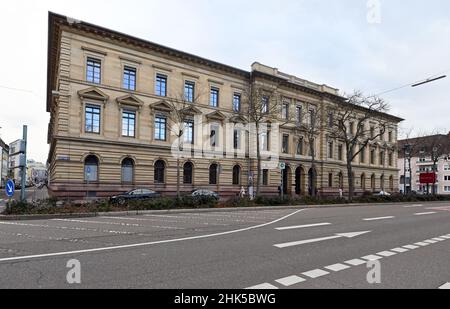 02. Februar 2022, Baden-Württemberg, Karlsruhe: Außenaufnahme des Landgerichts Karlsruhe. Die Strafkammer 5 verhört den Fall unter dem Vorwurf, die kommission eines schweren Gewaltakts, der den Staat gefährdet, unterwiesen zu haben. Der 22-jährige Angeklagte wird auch angeklagt, Terrorismus und unerlaubten Erwerb einer Kriegswaffe zu finanzieren. Er soll die Entscheidung getroffen haben, einen islamistisch motivierten Terroranschlag in der Bundesrepublik Deutschland zu begehen. Foto: Uli Deck/dpa Stockfoto