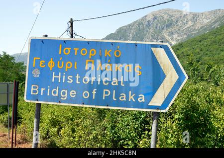 Griechenland, Epirus, Richtungsschild zur Bogensteinbrücke von Plaka über den Arachthos-Fluss, größte Einzelbogensteinbrücke des Balkans Stockfoto