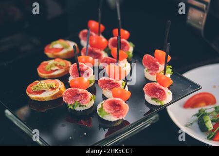 Foto von Snacks auf einem Banketttisch mit Buffet, kalte Snacks Stockfoto