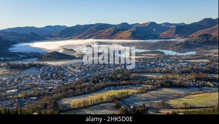 Temperaturinversion über Keswick und Derwentwater im englischen Lake District Stockfoto