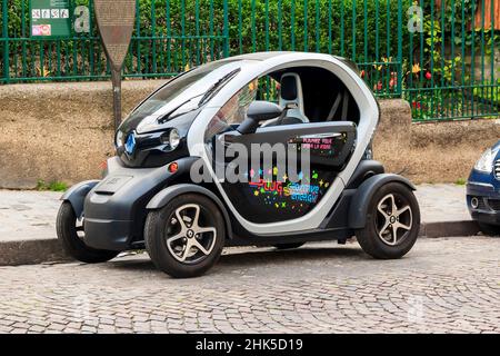 Der Renault Twizy ist ein batteriebetriebenes elektrisches Stadtauto mit 2 Sitzplätzen, das von Renault auf den Straßen von Montmartre am 13. Mai 2013 in Paris, F, entwickelt und vermarktet wird Stockfoto