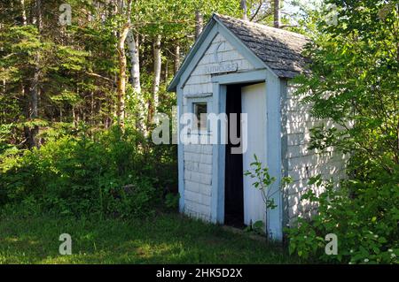 Auf dem ländlichen Anwesen in Lower Bedeque, Prince Edward Island, in dem sich ein historisches Schulhaus befindet, steht ein hölzernes Nebengebäude. Stockfoto