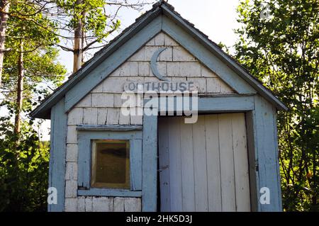 Auf dem ländlichen Anwesen in Lower Bedeque, Prince Edward Island, in dem sich ein historisches Schulhaus befindet, steht ein hölzernes Nebengebäude. Stockfoto