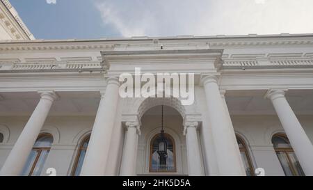 Die Fassade des Liwadia-Palastes in Krim. Aktion. Schöne Fassade eines weißen alten Gebäudes mit Säulen im europäischen Stil. Tourist ehemaliger Palast in Krim. Stockfoto