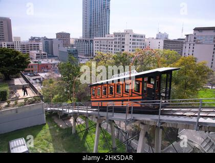 Los Angeles, CA, USA - 31. Januar 2022 - Historic Angels Flight Standseilbahn im Bunker Hill Bezirk in der Innenstadt von Los Angeles, CA. Stockfoto