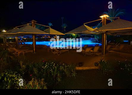 Die luxuriöse Pool-Nachtbeleuchtung. Antalya, Türkei. Stockfoto