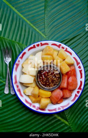 Indonesischer Obstsalat oder Rujak, verschiedene Obstsorten mit warmer und süßer Sauce Stockfoto