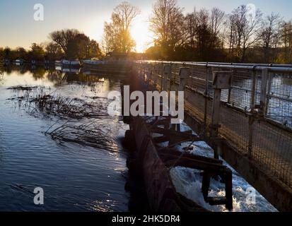 Abingdon-on-Thames behauptet, die älteste Stadt in England zu sein. Und die Themse fließt durch ihr Herz. In dieser idyllischen Szene sehen wir ein Panorama-Vie Stockfoto