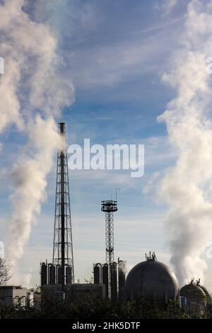 Die Raffinerie Avonmouth ist ein riesiger petrochemischer und energietechnischer Komplex, der den Südwesten Englands bedient und sich in einem Vorort von Bristol, England, befindet Stockfoto