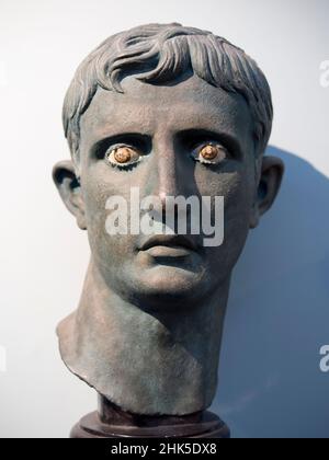 Bronzekopf des Kaiser Augustus aus Nubien. Das Ashmolean Museum beherbergt die riesigen Sammlungen von Kunst und Antiquitäten der Universität von OxfordÕs und war ein Museum Stockfoto