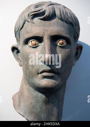 Bronzekopf des Kaiser Augustus aus Nubien. Das Ashmolean Museum beherbergt die riesigen Sammlungen von Kunst und Antiquitäten der Universität von OxfordÕs und war ein Museum Stockfoto