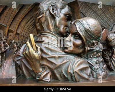 St. Pancras, London, ist einer der verkehrsreichsten Bahnhöfe im Vereinigten Königreich. Es ist von einer atemberaubenden Eisen- und Glasarchitektur aus viktorianischer Zeit geschmückt - und das auch Stockfoto