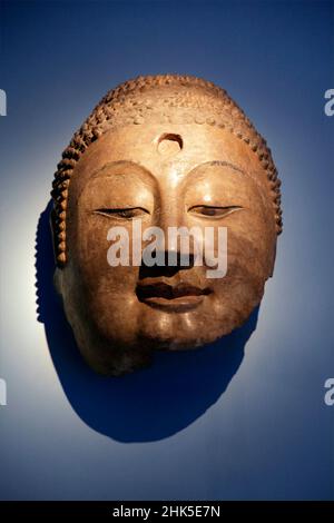 Erhabener Steinkopf des Buddha aus Hebei, China im Britischen Museum. Das British Museum wurde 1753 gegründet und ist wahrscheinlich das größte und größte f Stockfoto