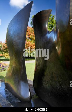 Knife Edge Two Piece ist eine der bekanntesten abstrakten Skulpturen von Henry Moore, die hier auf dem Gelände von Perry Green, Hertfordshire, öffentlich zu sehen ist. Stockfoto