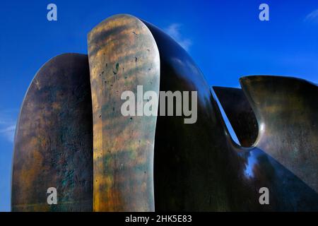 Knife Edge Two Piece ist eine der bekanntesten abstrakten Skulpturen von Henry Moore, die hier auf dem Gelände von Perry Green, Hertfordshire, öffentlich zu sehen ist. Stockfoto