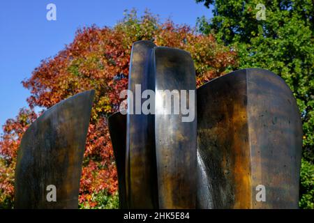 Knife Edge Two Piece ist eine der bekanntesten abstrakten Skulpturen von Henry Moore, die hier auf dem Gelände von Perry Green, Hertfordshire, öffentlich zu sehen ist. Stockfoto