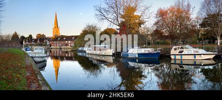 Blick auf die Themse in Abingdon an einem schönen Wintermorgen. Wir befinden uns am Südufer des Flusses und blicken flussabwärts in Richtung St. Helen's Wharf - ein berühmter Ort Stockfoto