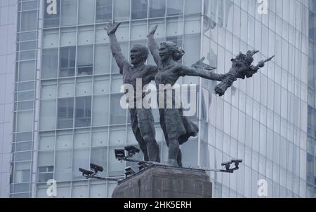 Jakarta, Indonesien, 28. Januar 2022: Willkommens-Statue oder patung selamat datang zum Hotel Indonesia Kreisverkehr Stockfoto