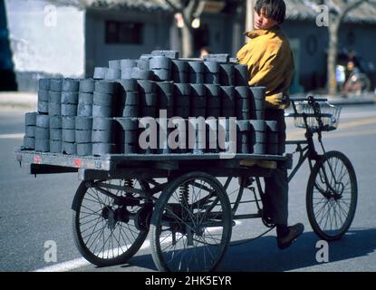 Kohle war für China - und den ganzen Planeten - ein großer Teil des 20th. Jahrhunderts ein Fluch und bleibt es bis heute. In diesem historischen Bild von 1982 bei Stockfoto