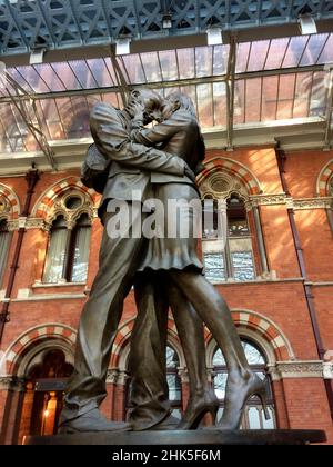 St. Pancras, London, ist einer der verkehrsreichsten Bahnhöfe im Vereinigten Königreich. Es ist von einer atemberaubenden Eisen- und Glasarchitektur aus viktorianischer Zeit geschmückt - und das auch Stockfoto