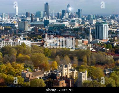 Hier ist nun ein ungewöhnlicher Panoramablick auf London vom Millbank Tower, der sich am nördlichen Ufer der Themse befindet. Im Vordergrund sehen wir - umgeben Stockfoto